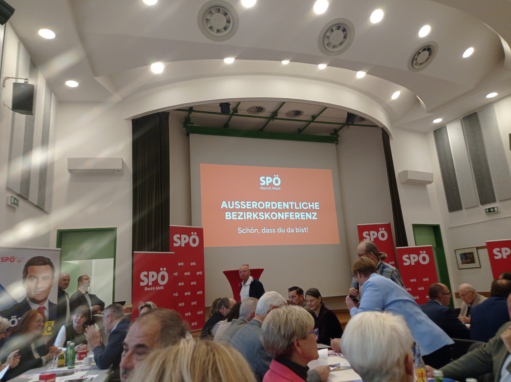 Foto der Bühne im Festsaal